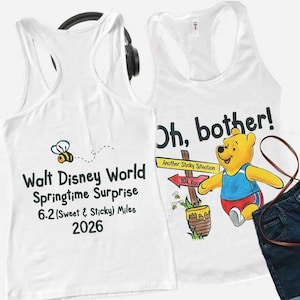 Könnte beinhalten: Zwei weiße Tanktops mit Grafiken. Eines sagt "Walt Disney World Springtime Surprise 6.2 (Sweet & Sticky) Miles 2026" mit einer Biene. Das andere sagt "Oh, bother!" mit Winnie the Pooh und einem Schild.