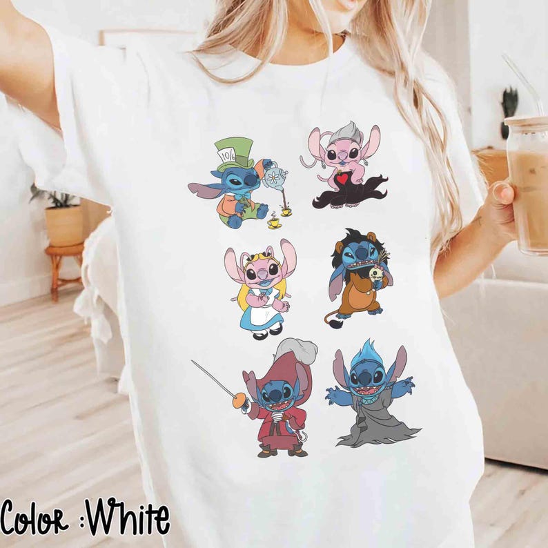 K&ouml;nnte beinhalten: Wei&szlig;es T-Shirt mit farbenfrohen Cartoon-Illustrationen von Stitch-Charakteren in verschiedenen Kost&uuml;men. Das Shirt hat unten den Text "Color: White". Die Illustrationen zeigen Stitch als Hutmacher, Angel und andere Charaktere.