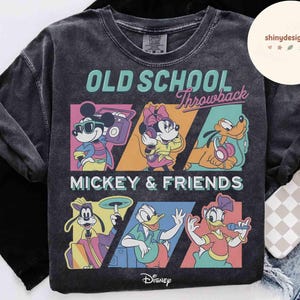 Maglietta Disney Mickey & Friends Old School Throwback dai colori pastello, ideale per viaggi al Magic Kingdom o vacanze in famiglia a Disneyland (WDW).