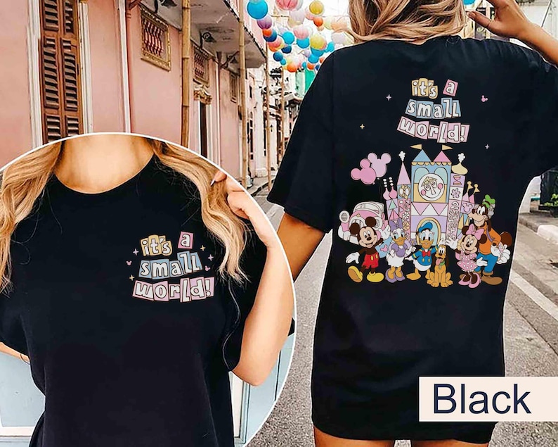 Pu&ograve; includere: T-shirt nero con la scritta "it's a small world!" sul davanti e sul retro. Il retro presenta una grafica colorata di personaggi Disney e un castello. La maglietta ha una vestibilit&agrave; ampia e oversize.