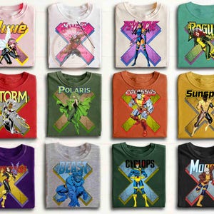 Peut inclure: Une collection de douze t-shirts de différentes couleurs, chacun présentant un graphique de personnage Marvel X-Men. Chaque t-shirt affiche le nom d'un personnage au-dessus d'un grand symbole X, incluant Pixie, Gambit, Psylocke, Rogue, Storm, Polaris, Colossus, Sunspot, Shadowcat, Beast, Cyclops et Morph.