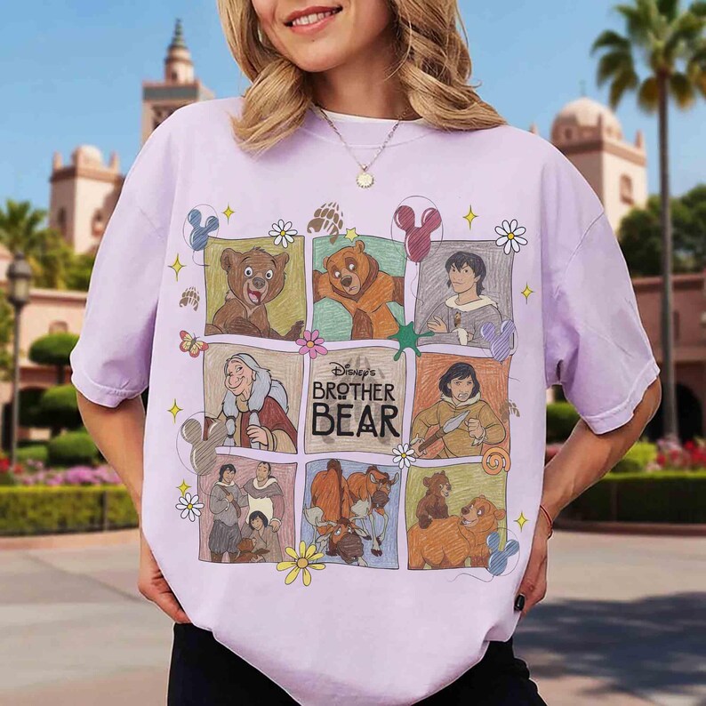 K&ouml;nnte beinhalten: Ein helllila T-Shirt mit einem farbenfrohen Grafikdesign von Disneys B&auml;renbr&uuml;der. Das Design zeigt Bilder von B&auml;ren und Charakteren aus dem Film, mit den Worten "Brother Bear" auf der Vorderseite. Das T-Shirt hat kurze &Auml;rmel.