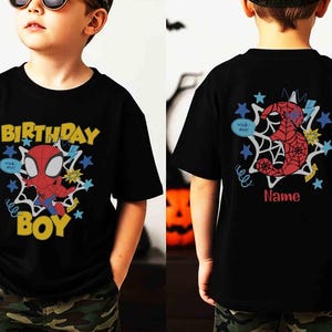 Pu&ograve; includere: Una t-shirt nera a maniche corte con la grafica di un personaggio ragno e il testo giallo "BIRTHDAY BOY" sul davanti, e un grande numero "3" rosso con motivo a ragnatela con la parola "Name" in rosso sul retro.