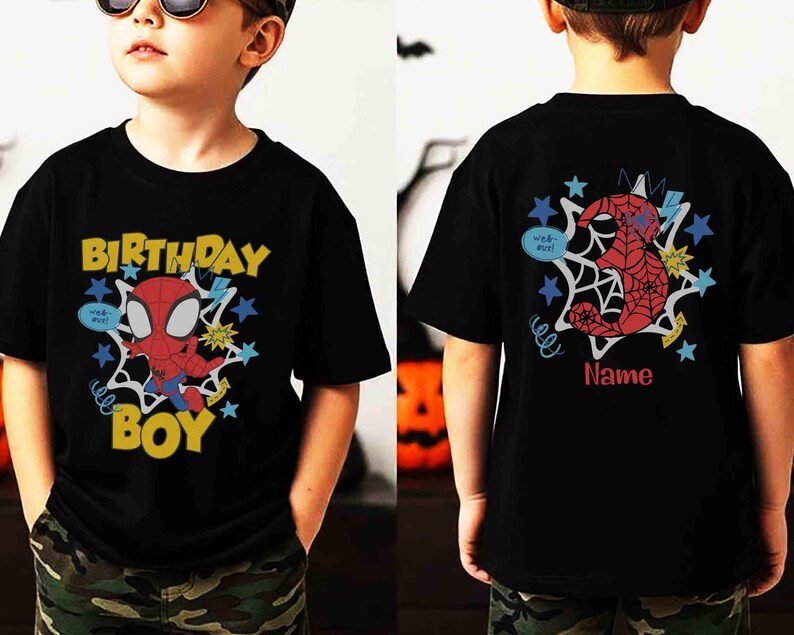 Pu&ograve; includere: Una t-shirt nera a maniche corte con la grafica di un personaggio ragno e il testo giallo "BIRTHDAY BOY" sul davanti, e un grande numero "3" rosso con motivo a ragnatela con la parola "Name" in rosso sul retro.