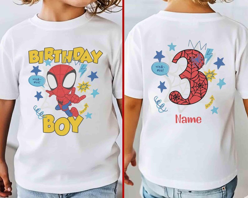 Pu&ograve; includere: Una t-shirt bianca a maniche corte con la grafica di un supereroe dei cartoni animati, il testo "BIRTHDAY BOY" in giallo e un grande numero "3" rosso con motivo a ragnatela con la parola "Name" sotto, circondato da stelle blu.