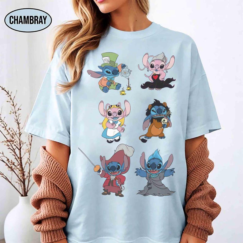 K&ouml;nnte beinhalten: Hellblaues T-Shirt mit dem Cartoon-Charakter Stitch in verschiedenen Kost&uuml;men. Das T-Shirt hat einen Rundhalsausschnitt und kurze &Auml;rmel. Der Markenname "CHAMBRAY" ist oben links aufgedruckt.