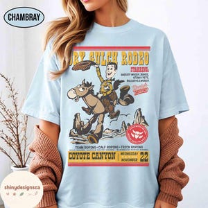 Puede incluir: Una taza de cer&aacute;mica blanca con un asa negra y el texto "But First, Coffee" en negro, con una fuente de estilo manuscrito. La taza est&aacute; sobre una superficie blanca.