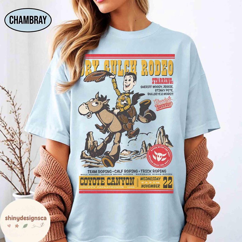 Puede incluir: Una taza de cer&aacute;mica blanca con un asa negra y el texto "But First, Coffee" en negro, con una fuente de estilo manuscrito. La taza est&aacute; sobre una superficie blanca.