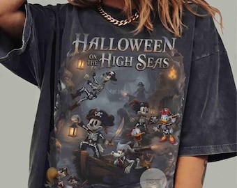 Puede incluir: Una camiseta gris carbón con un estampado gráfico que incluye el texto "HALLOWEEN ON THE HIGH SEAS" e ilustraciones de personajes de dibujos animados vestidos de piratas esqueleto en un barco de madera, con una linterna y una espada.