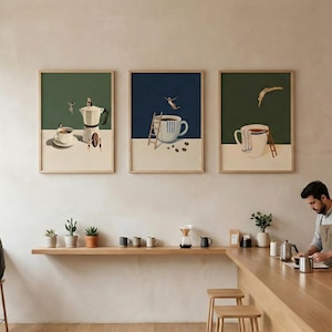 Puede incluir: Conjunto de tres láminas artísticas enmarcadas con ilustraciones temáticas de café. Cada lámina tiene un fondo de dos tonos con una sección superior verde o azul y una sección inferior color crema. El arte representa una cafetera, una taza de café con una escalera y una persona buceando en una taza de café.