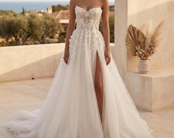 Strapless Lace Wedding Dress A Line Bridal Gown Tulle Skirt Side Slit Romantic Bride Dress Garden Wedding Gown Summer Bridal Dress Elegant