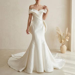 Vestido de novia de satén estilo sirena con hombros descubiertos, elegante vestido de novia esculpido, vestido de novia minimalista de lujo para la recepción.