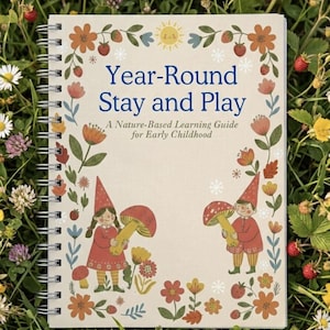 Könnte beinhalten: Ein spiralgebundenes Buch mit dem Titel "Year-Round Stay and Play" mit floralem und Zwergen-Design. Das Cover zeigt Illustrationen von Zwergen, die Pilze halten, umgeben von Blumen und Beeren, vor einem Hintergrund aus Grün.