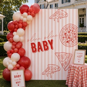 Op de afbeelding: Een grote rechthoekige achtergrond met verticale lichtroze en witte strepen, voorzien van rode lijntekeningen van pizzapunten en een hele pizza. De tekst luidt slice, slice BABY. Een rood-witte ballonnenboog is aan de linkerkant bevestigd.