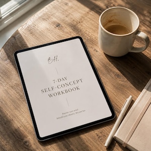 Könnte beinhalten: Ein Tablet mit einem digitalen Dokument mit dem Titel 7-DAY SELF-CONCEPT WORKBOOK, den Initialen BH oben und dem Text Rewrite your mind. Rebuild your identity. Become her. unten, platziert neben einer Keramiktasse und einem Stift.