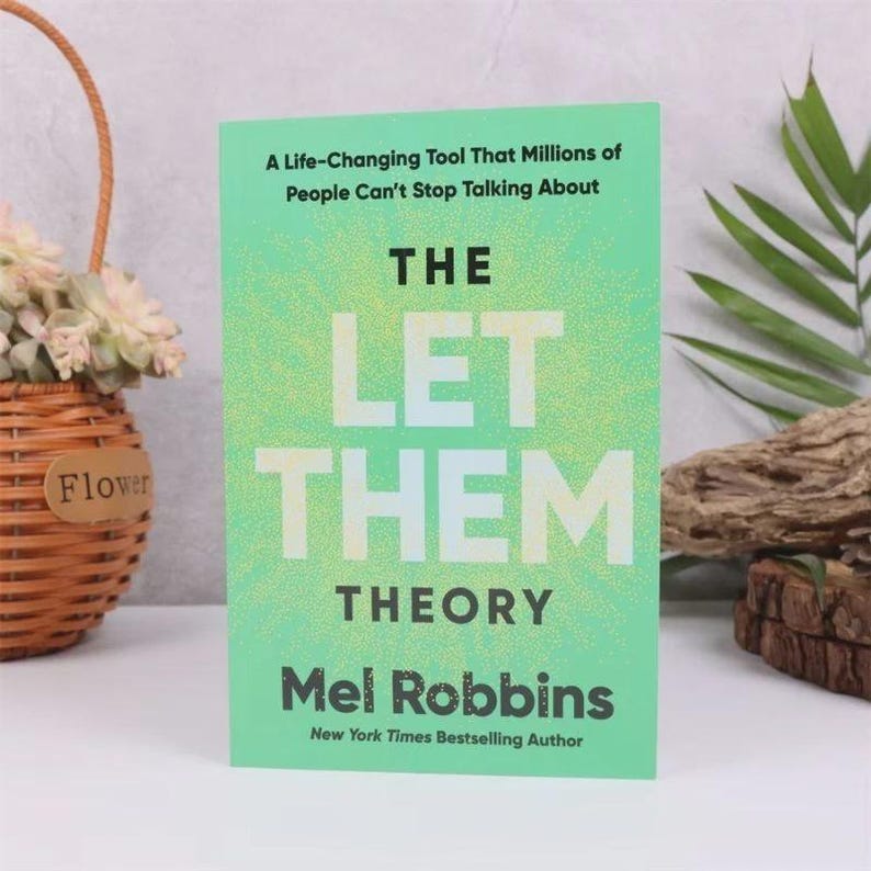 Może przedstawiać: Książka zatytułowana "The Let Them Theory" autorstwa Mel Robbins. Okładka jest jasnozielona z białym i ż&oacute;łtym tekstem. Książka jest bestsellerem New York Times. Książka leży na białej powierzchni.