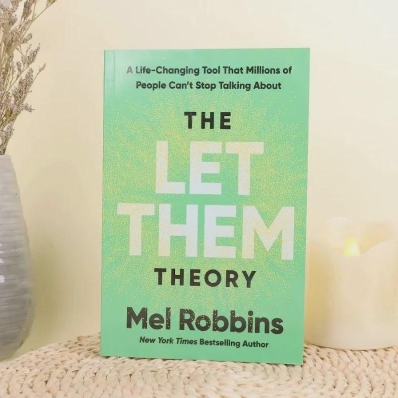 Może przedstawiać: Książka zatytułowana "THE LET THEM THEORY" autorstwa Mel Robbins. Okładka jest jasnozielona z białym tekstem. Tekst na okładce zawiera "A Life-Changing Tool That Millions of People Can't Stop Talking About" i "New York Times Bestselling Author".