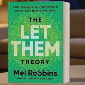 Może przedstawiać: Książka w twardej oprawie zatytułowana "THE LET THEM THEORY" autorstwa Mel Robbins. Okładka jest gł&oacute;wnie zielona z białym tekstem. Tytuł książki jest dużymi, pogrubionymi literami. Widoczne jest r&oacute;wnież nazwisko autora i fraza "New York Times Bestselling Author".