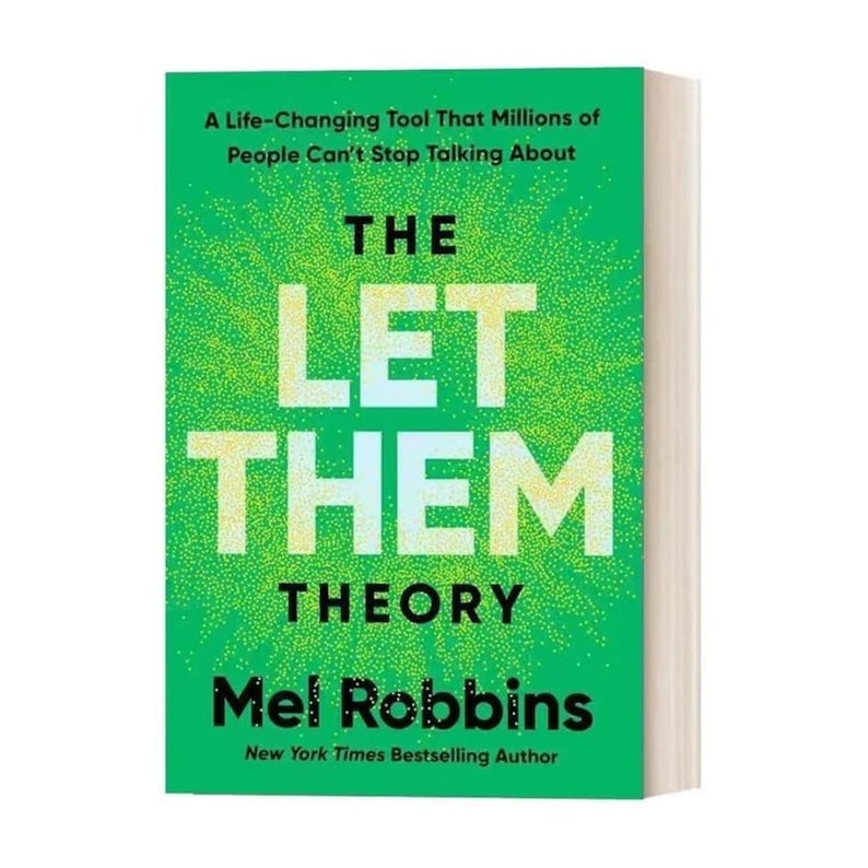 Może przedstawiać: Książka w twardej oprawie zatytułowana "THE LET THEM THEORY" autorstwa Mel Robbins. Okładka jest zielona z białym tekstem i tłem z małych zielonych kropek. Książka jest bestsellerem New York Times.