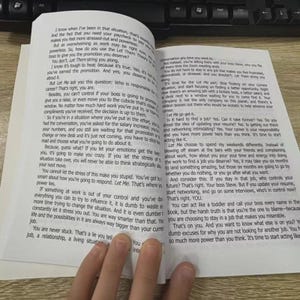Może przedstawiać: Otwarta książka z tekstem na biurku. Strony zawierają wydrukowany tekst, z częściowo widoczną dłonią. Tekst dotyczy porad zawodowych, radzenia sobie ze stresem i przejmowania kontroli nad życiem zawodowym.