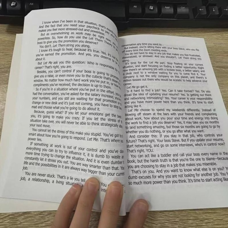Może przedstawiać: Otwarta książka z tekstem na biurku. Strony zawierają wydrukowany tekst, z częściowo widoczną dłonią. Tekst dotyczy porad zawodowych, radzenia sobie ze stresem i przejmowania kontroli nad życiem zawodowym.