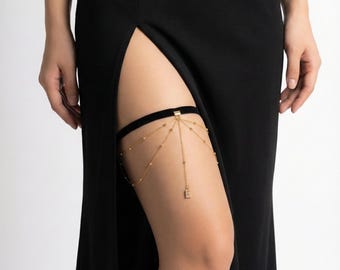 Personalisierte schwarze Samt Oberschenkel Kette mit Initial Anhänger