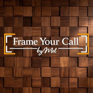 Może przedstawiać: Drewniana ściana z geometrycznym wzorem, z tekstem "Frame Your Call by Mel" w kolorze białym i złotym. Rośliny doniczkowe flankują boki ściany, dodając scenie odrobinę zieleni.