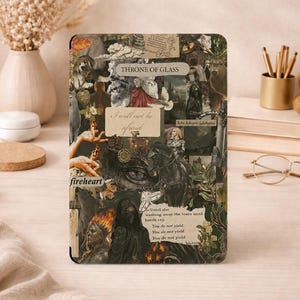 Könnte beinhalten: Ein rechteckiger Druck mit einer Collage aus Fantasy-Motiven, darunter ein dunkles Pferd, ein Schwert, ein Hirsch und verschiedene Figuren. Der Text "THRONE OF GLASS", "I will not be afraid", "fireheart" und "You do not yield" ist aufgedruckt.