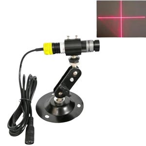 Könnte beinhalten: Ein schwarzer, zylindrischer Laserprojektor, der auf einem verstellbaren Metallständer mit rundem Fuß montiert ist. Das Gerät verfügt über ein gelbes Warnetikett, ein schwarzes Stromkabel und projiziert ein rotes Fadenkreuz.