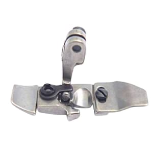 Pode incluir: Um calcador de metal prateado para máquina de costura, apresentando uma haste vertical articulada, um mecanismo de parafuso central e duas placas laterais planas e estendidas projetadas para guiar o tecido durante a costura.