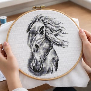 Grijs paard kruissteekpatroon (PDF), realistisch paardenportret, paard met wapperende manen, zwart-wit paardenmuurdecoratie
