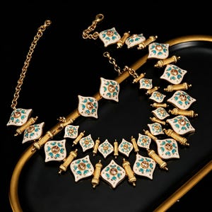 Peut inclure: Collier doré avec des accents blancs, turquoise et marron. Le collier présente une chaîne et des motifs de pendentifs ornés. Le design comprend des éléments carrés et cylindriques, créant un look détaillé et élégant. Le collier est présenté sur une surface noire.