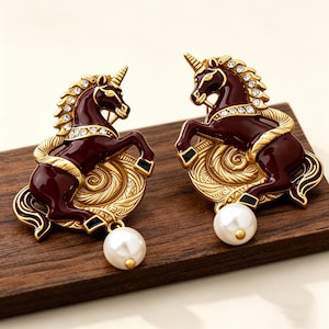 Vintage imperiale eenhoorn hangoorbellen, bordeauxrood email en kristal schepsel met parel, Victoriaanse heraldische stijl statement sieraden