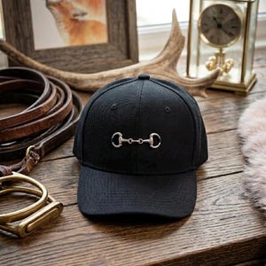 Cappello da equitazione nero con dettaglio del morso a snodo argentato – Copricapo in stile equestre