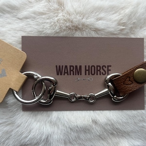 Sleutelhanger paardentrens: gelegeerd zilver, leren label, paardensportaccessoire