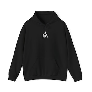 Peut inclure: Sweat à capuche noir avec une poche avant et un cordon de serrage. Le graphisme blanc sur la poitrine présente un design d'hélice stylisé et les lettres "FPV". Le sweat-shirt est fait d'une matière douce.