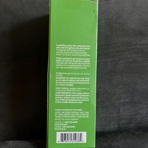 Pu&ograve; includere: Scatola verde con testo bianco che descrive una crema lenitiva per la pelle secca. La crema &egrave; formulata con centella asiatica e madecassoside. Include istruzioni e avvertenze per l'uso.