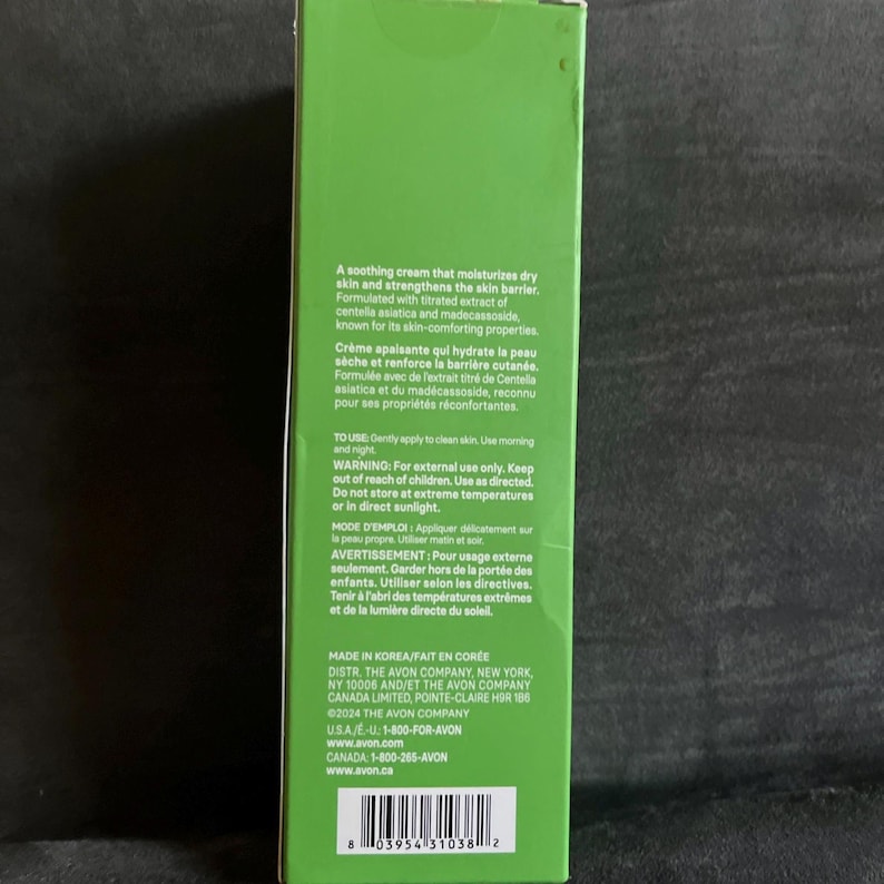 Pu&ograve; includere: Scatola verde con testo bianco che descrive una crema lenitiva per la pelle secca. La crema &egrave; formulata con centella asiatica e madecassoside. Include istruzioni e avvertenze per l'uso.