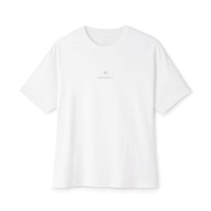Könnte beinhalten: Ein weißes T-Shirt mit kurzen Ärmeln und Rundhalsausschnitt. Das Shirt hat den Schriftzug "NOIREA" in einer minimalistischen Schriftart in der Nähe des Halsausschnitts aufgedruckt. Das T-Shirt ist aus einem weichen, undurchsichtigen Material gefertigt.
