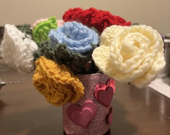 Róże szydełkowe w wazonie