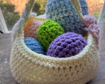 Szydełkowany koszyk wielkanocny z krzyżami