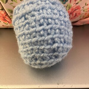 Może przedstawiać: Zestaw trzech ceramicznych kubk&oacute;w z nakrapianym, matowym wykończeniem. Kubki są w odcieniach kremowym, jasnoszarym i ciemnoszarym. Każdy kubek ma prosty, minimalistyczny design i zaokrąglony uchwyt. Kubki są prawdopodobnie do kawy lub herbaty.