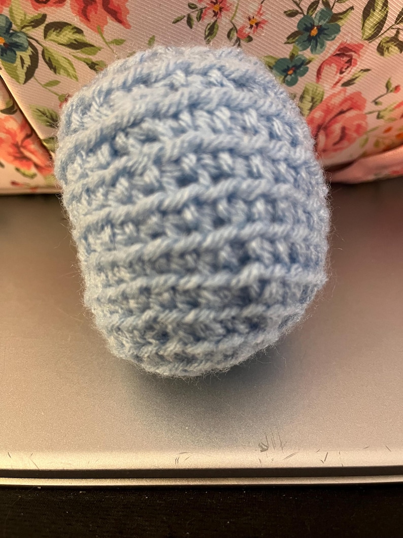 Może przedstawiać: Zestaw trzech ceramicznych kubk&oacute;w z nakrapianym, matowym wykończeniem. Kubki są w odcieniach kremowym, jasnoszarym i ciemnoszarym. Każdy kubek ma prosty, minimalistyczny design i zaokrąglony uchwyt. Kubki są prawdopodobnie do kawy lub herbaty.