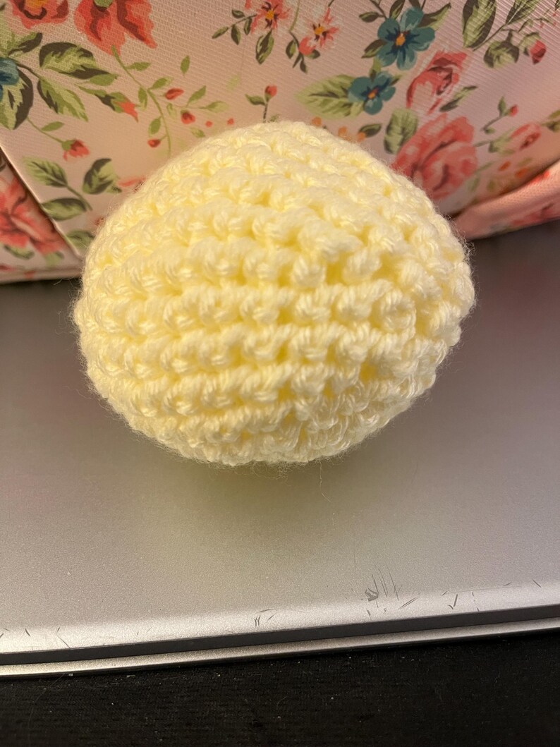 Może przedstawiać: Zestaw trzech ceramicznych kubk&oacute;w z nakrapianym, matowym wykończeniem. Kubki są w odcieniach kremowym, jasnoszarym i ciemnoszarym. Każdy kubek ma prosty, minimalistyczny design, idealny do kawy lub herbaty.