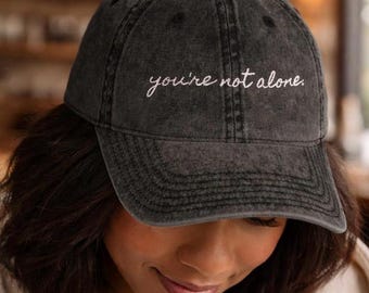 Vous n'êtes pas seul | Casquette brodée en coton délavé