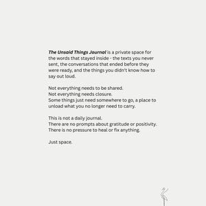 Peut inclure: Fond cr&egrave;me avec le texte "The Unsaid Things Journal", d&eacute;crivant un espace priv&eacute; pour les pens&eacute;es inexprim&eacute;es. Le texte est en noir. Un simple dessin au trait d'un oiseau se trouve dans le coin inf&eacute;rieur droit.