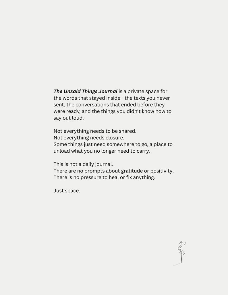 Peut inclure: Fond cr&egrave;me avec le texte "The Unsaid Things Journal", d&eacute;crivant un espace priv&eacute; pour les pens&eacute;es inexprim&eacute;es. Le texte est en noir. Un simple dessin au trait d'un oiseau se trouve dans le coin inf&eacute;rieur droit.