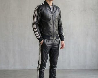 Handgefertigter Herren Schwarzer Leder Trainingsanzug - Schaffell Jogger Set Biker Streetwear Outfit Lederjacke und Hose Set.