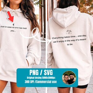 Puede incluir: Sudadera con capucha color crema con el texto "Just in case no one has told you..." en la parte delantera y "Everything takes time... one day, we'll enjoy it the way it's meant to be" en la parte trasera. La sudadera tiene un bolsillo delantero y una capucha.