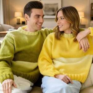 Puede incluir: Una pareja con suéteres a juego. La persona de la izquierda lleva un suéter verde con una franja verde claro. La persona de la derecha lleva un suéter amarillo con una franja blanca y amarilla. Ambos suéteres tienen cuello redondo.